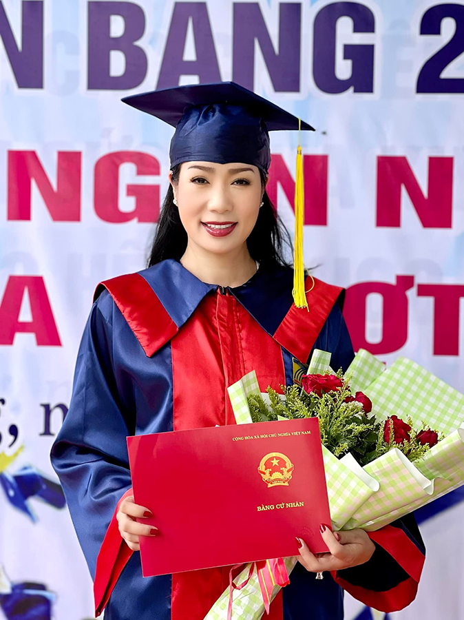 NSƯT Trịnh Kim Chi nhận bằng đại học thứ 2 ở tuổi 50, hoàn thành ước mơ học vấn khiến ai cũng ngưỡng mộ - ảnh 1