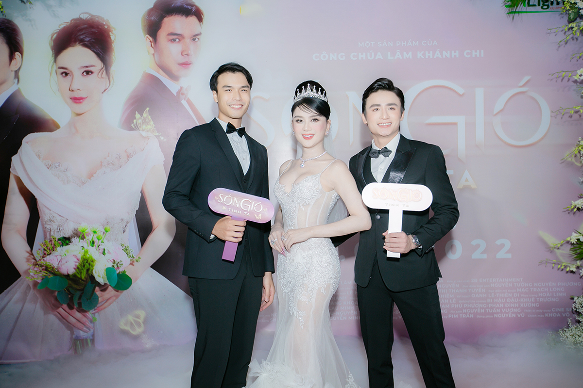 Lâm Khánh Chi sánh vai cùng 2 nam chính của bộ phim - Mạnh Lân và Song Duy