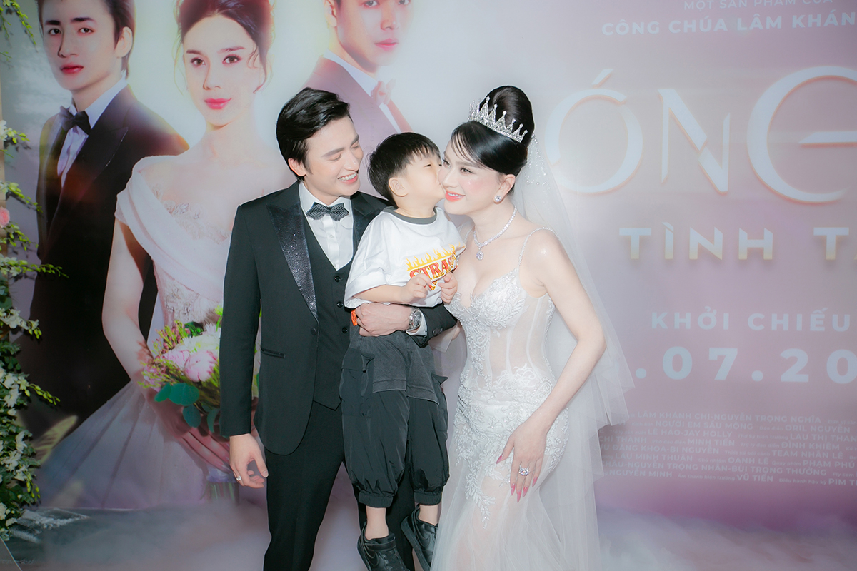 Lâm Khánh Chi bên cạnh Song Duy và con trai. Cô tiết lộ rất “happy” khi đóng cảnh hôn với Song Duy