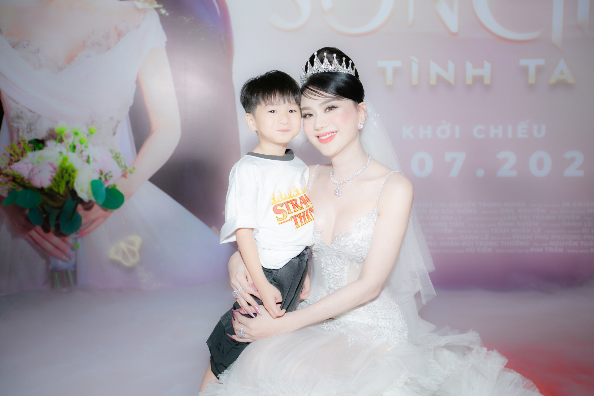 Lâm Khánh Chi hạnh phúc bên cạnh con trai trong buổi họp báo