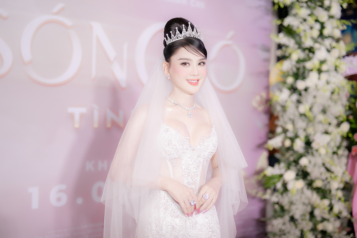 Lâm Khánh Chi đẹp như cô dâu trên thảm đỏ họp báo ra mắt web-drama 'Sóng gió tình ta'