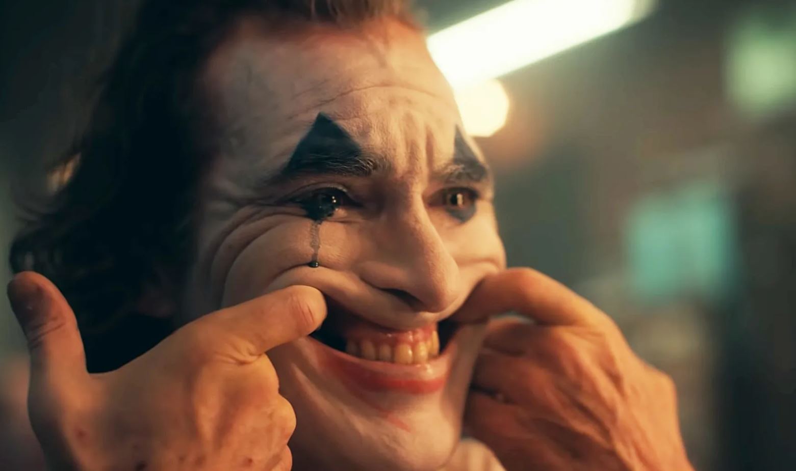 Đưa hình ảnh nụ cười man rợ vào MV dễ gây liên tưởng đến nhân vật gã hề Joker của nam diễn viên Joaquin Phoenix