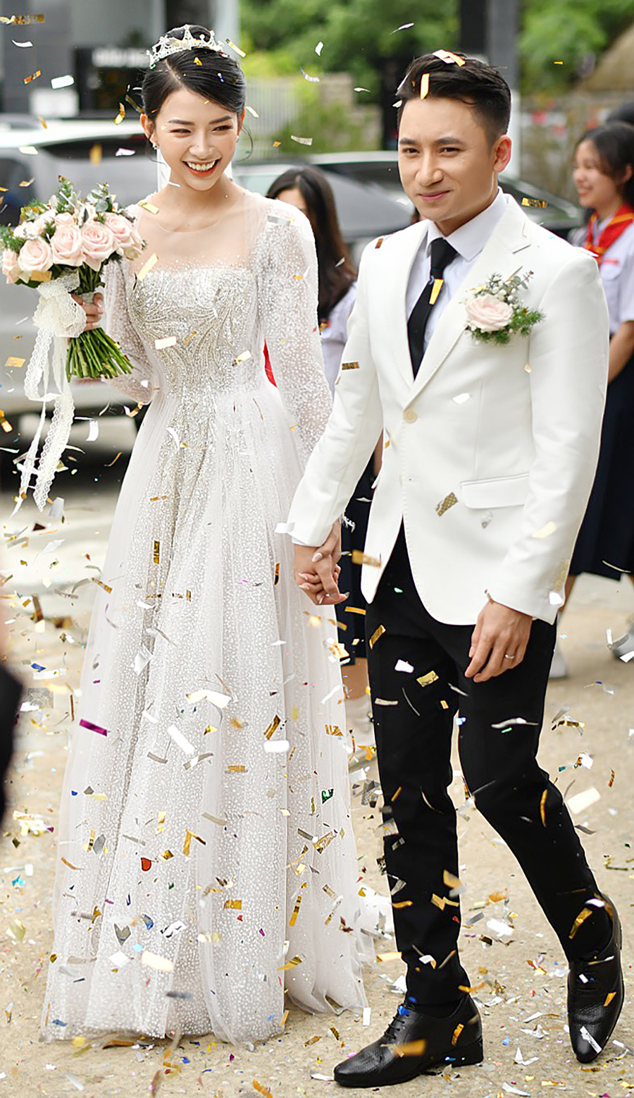 Hình ảnh Phan Mạnh Quỳnh và Khánh Vy hạnh phúc trong ngày cưới ở quê nhà