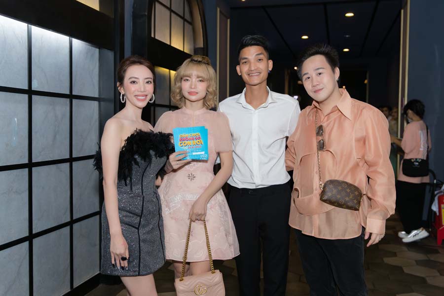 Vợ chồng Mạc Văn Khoa đến ủng hộ phim của Thu Trang - Tiến Luật