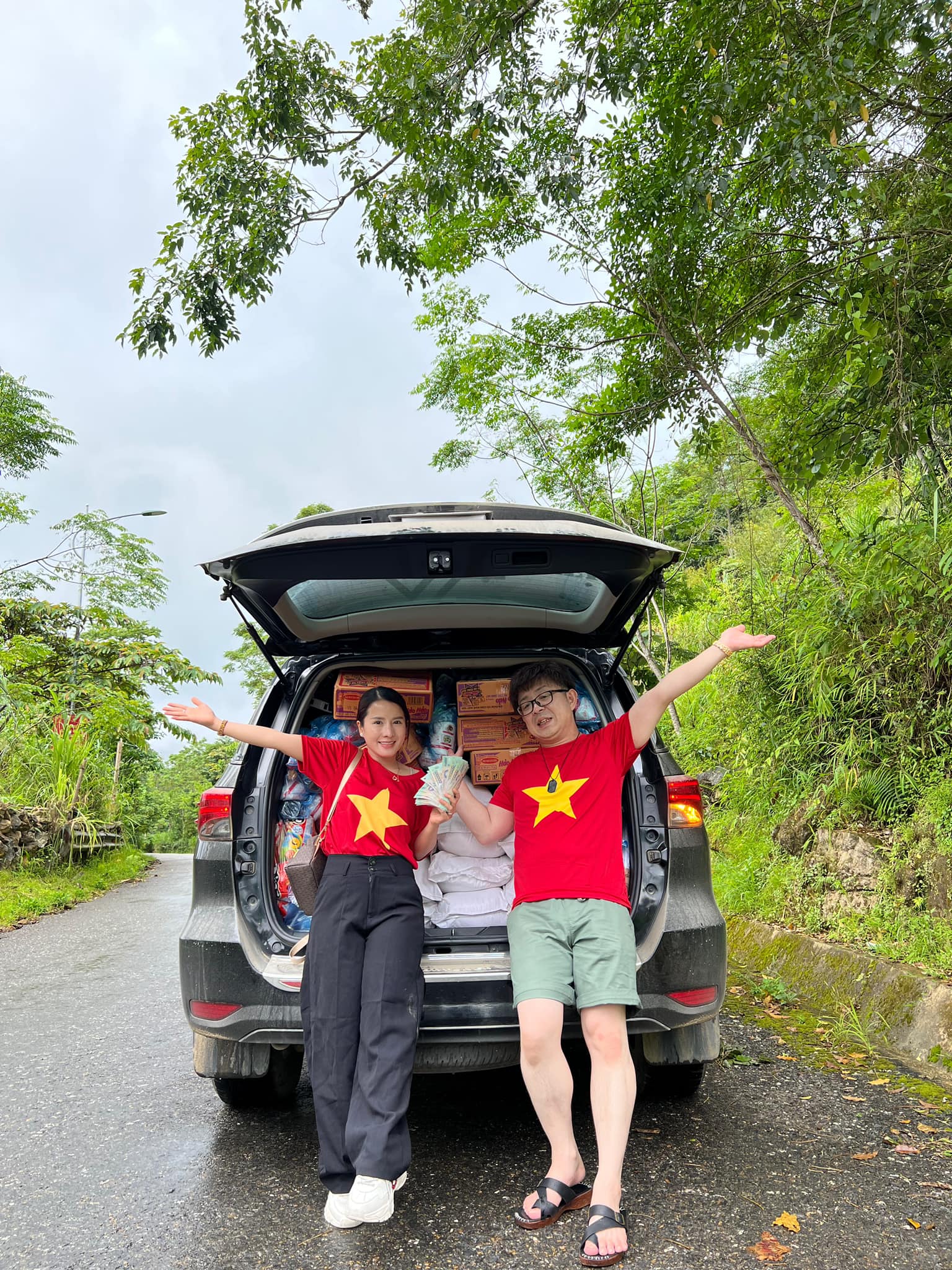 Vợ chồng bà Nhân Vlog vừa đáp máy bay xuống Hà Nội đã nhanh chóng lên đường làm từ thiện ở tỉnh phía Bắc Việt Nam