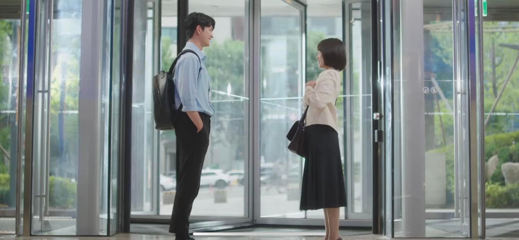 Cảnh cuối phim khi Young Woo và Joon Ho gặp nhau dưới tòa nhà văn phòng Hanbada gợi nhắc về những tập đầu tiên