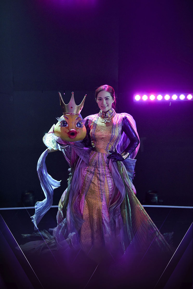 Lương Bích Hữu là ca sĩ đứng sau mặt nạ hình cá của nhân vật Kim Sa Ngư. Màn lộ diện của cô khiến nhiều khán giả bất ngờ