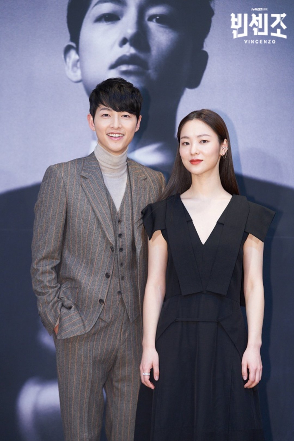 Năm 2021, Song Joong Ki và Jeon Yeo Bin là người dành chiến thắng ở hạng mục trên