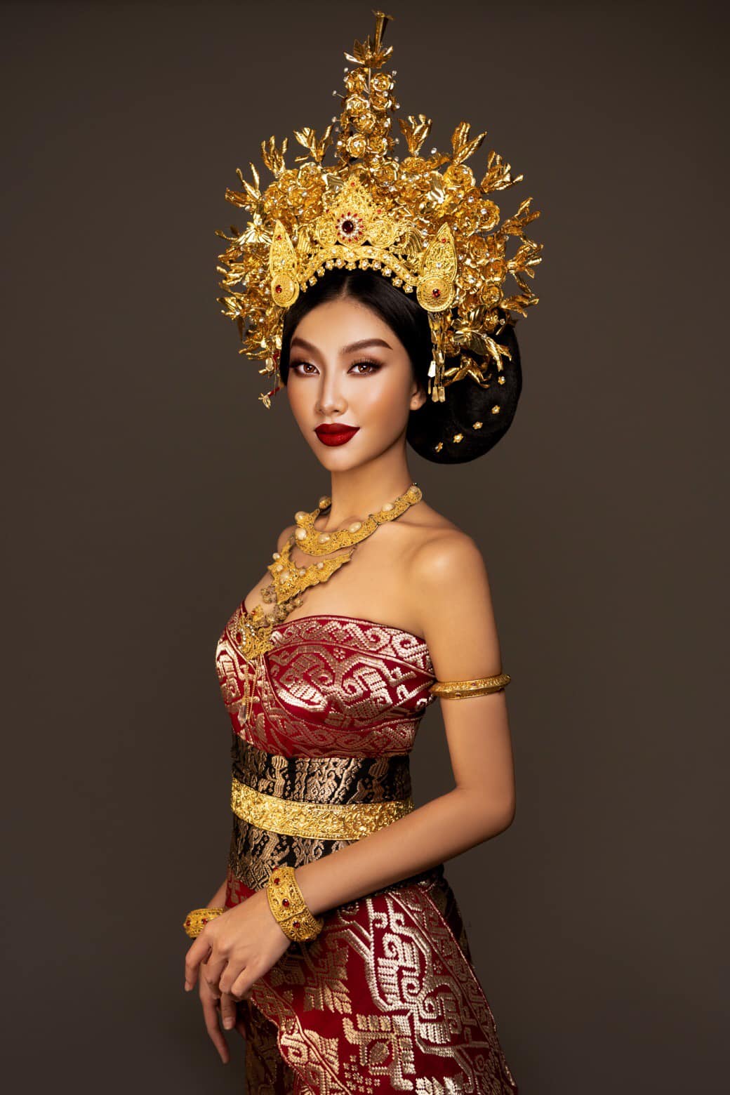 Sau đêm đăng quang, Thùy Tiên từng xuất hiện trong nhiều bộ trang phục truyền thống từ các nước như Thái Lan, Indonesia, Colombia...