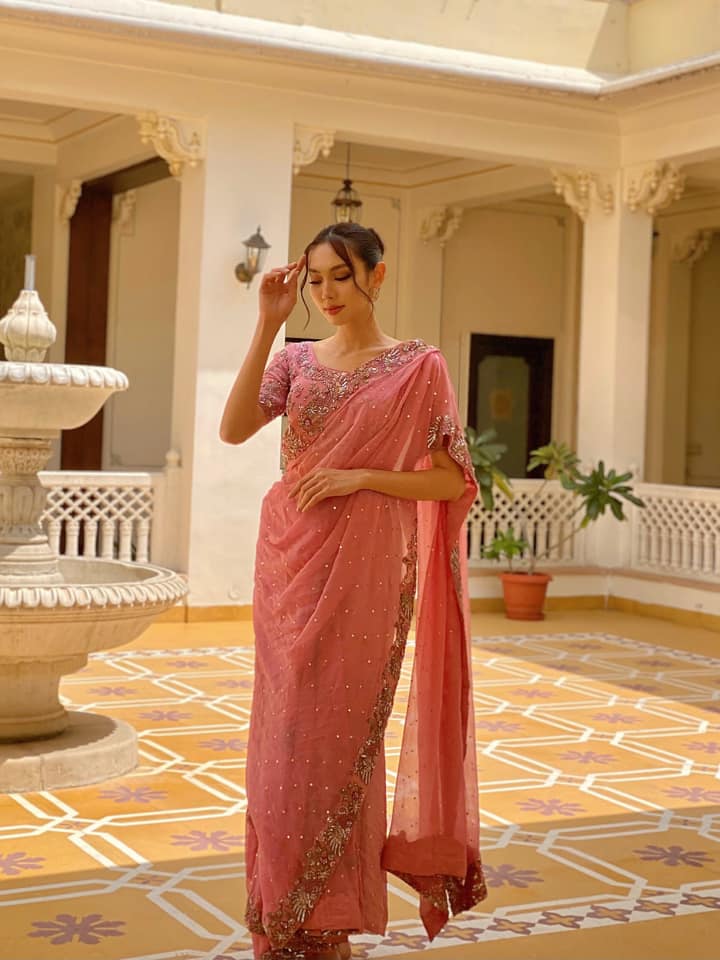 Thùy Tiên đằm thắm, dịu dàng trong tà sari truyền thống của Ấn Độ