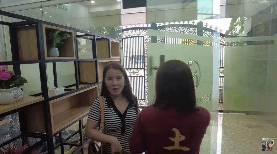 Bà Nhân Vlog đến thăm căn nhà chục tỷ của Quỳnh Trần JP tại Việt Nam, choáng ngợp trước độ hoành tráng - ảnh 2