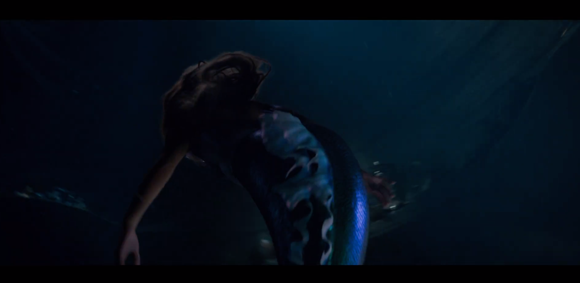 Nàng tiên cá Ariel bản live action ẩn hiện với chiếc đuôi rực rỡ