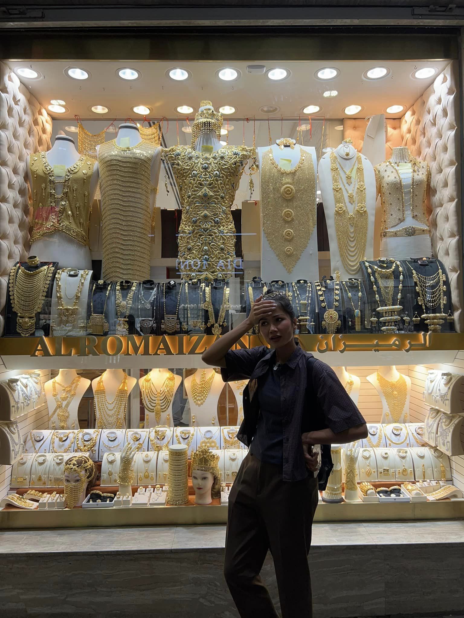 H'Hen Niê đi dạo chợ vàng ở Dubai, 'chốt đơn' sương sương 2 chiếc nhẫn vàng