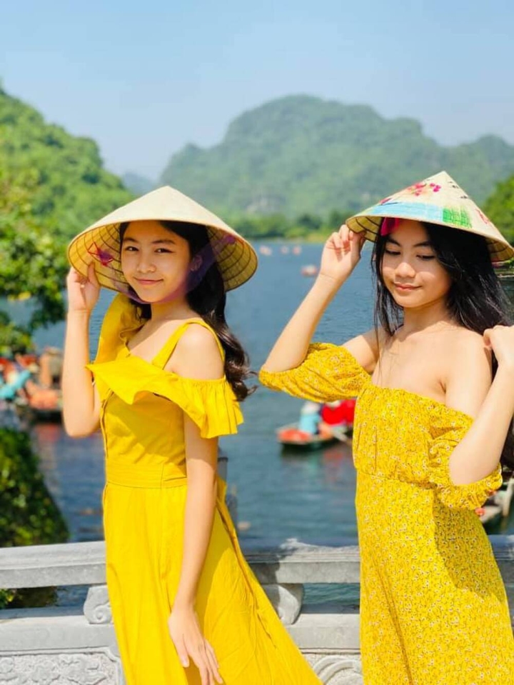 2 cô con gái nhà Quyền Linh ngày càng 'trổ mã' xinh đẹp, nhất là đôi chân dài miên man khiến ai cũng ngưỡng mộ