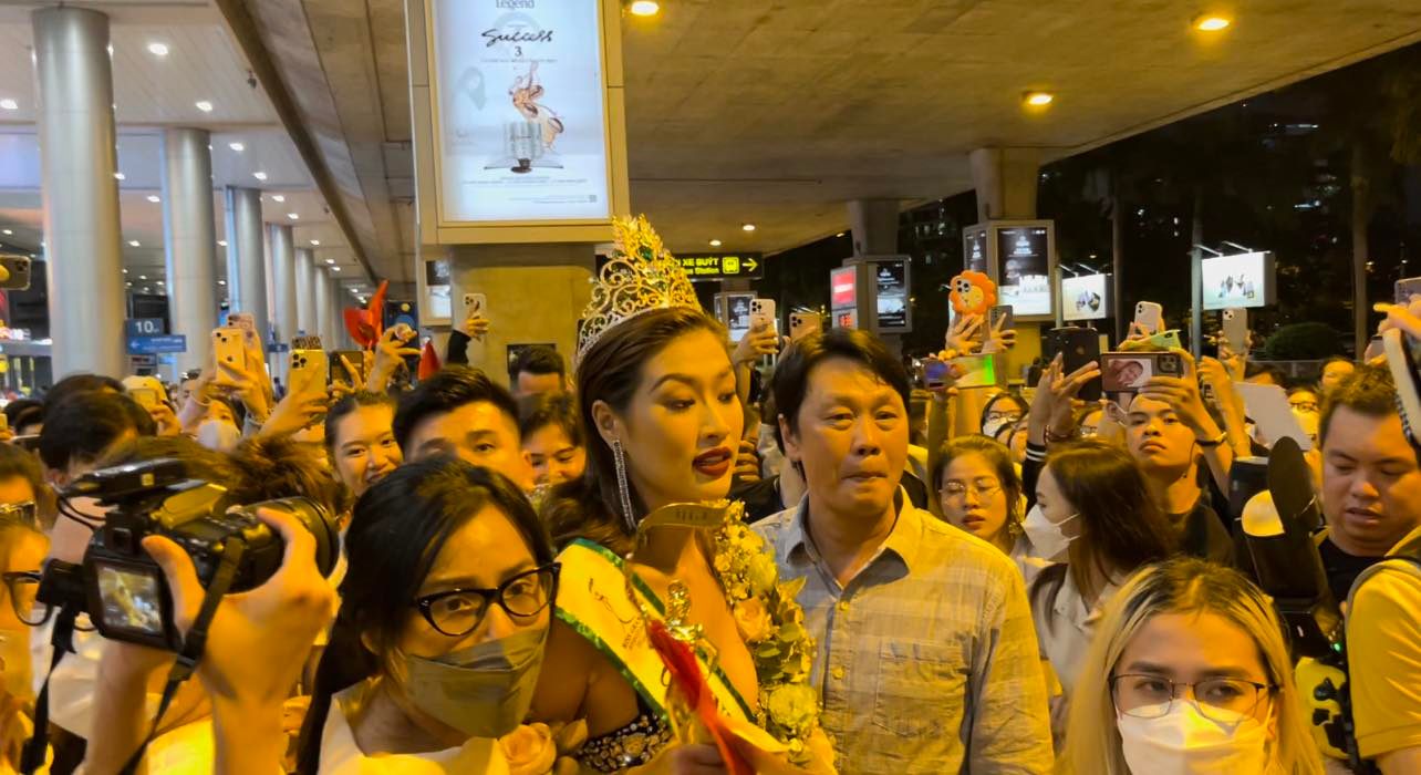 Fan hâm mộ náo loạn, liên tục chen lấn tại sân bay để đón chào Thiên Ân trở về 