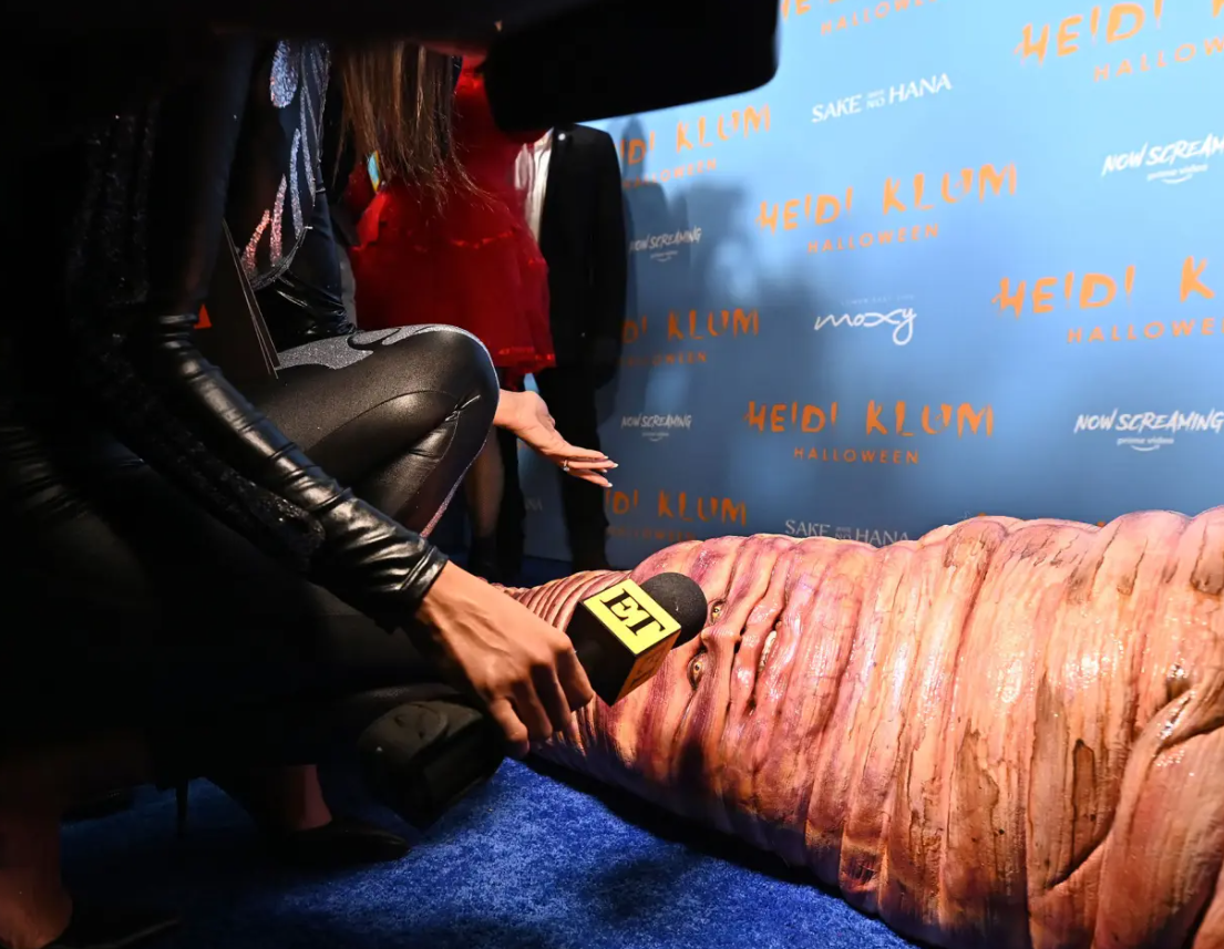 Siêu mẫu Heidi Klum 'gây sốc' khi hóa trang thành con sâu khổng lồ tại tiệc Halloween - ảnh 4