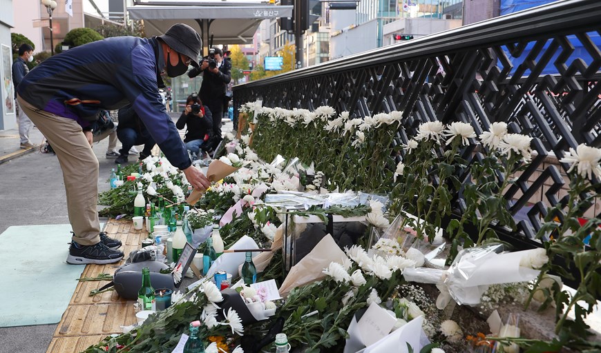 Chính quyền Hàn Quốc vẫn đang điều tra vụ thảm kịch này. Hàng ngàn đóa hoa trắng, quần áo, thức ăn... được người dân đặt trước nơi xảy ra vụ việc để tưởng nhớ nạn nhân 