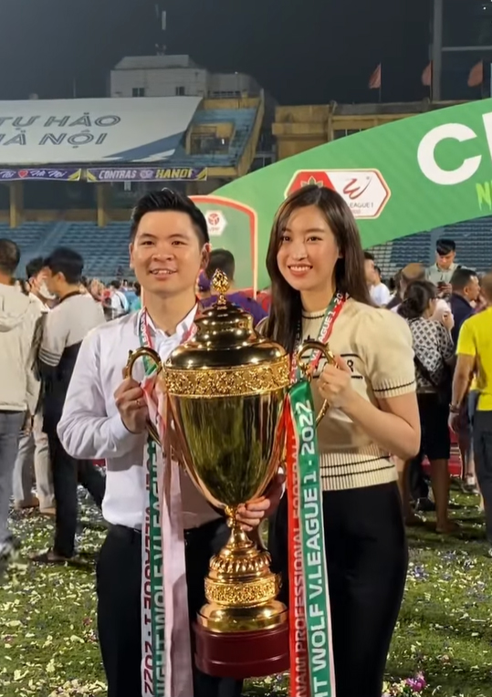 Khoảnh khắc 2 vợ chồng Đỗ Mỹ Linh nâng cúp kỷ niệm chiến thắng của CLB Hà Nội FC 