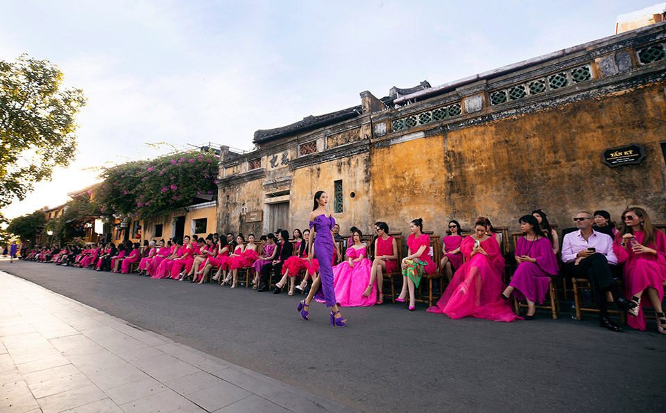Show diễn 'Vùng trời bình yên' được tổ chức ở phố cổ Hội An vào giữa năm 2022 