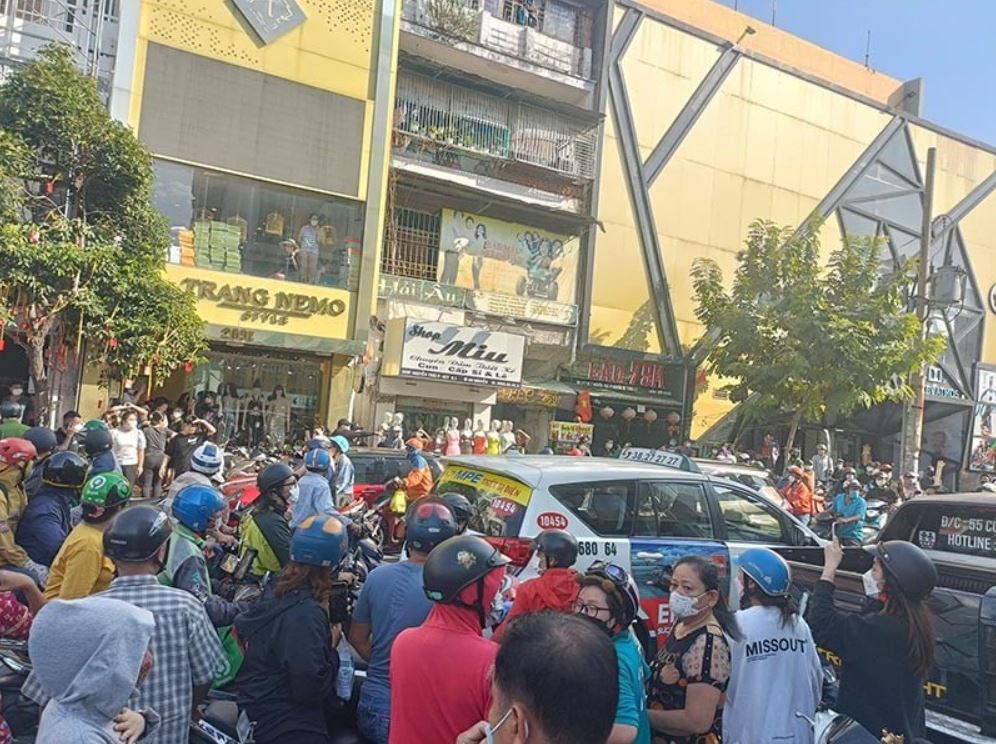 Đám đông vây kín trước cửa hàng thời trang của Trang Nemo để theo dõi vụ ẩu đả 