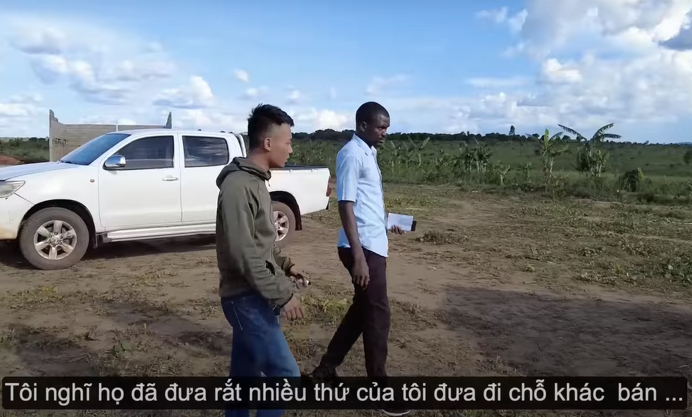 Quang Linh Vlog báo với cảnh sát địa phương về vụ mất trộm trong trang trại