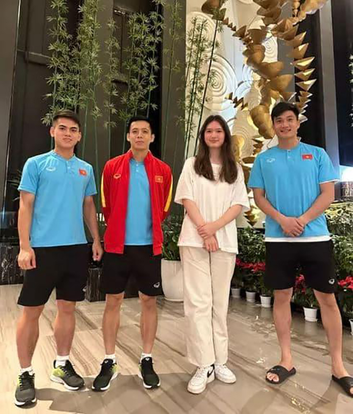 Các cầu thủ của Đội tuyển Việt Nam tranh thủ xin chụp ảnh với em gái Lâm Tây