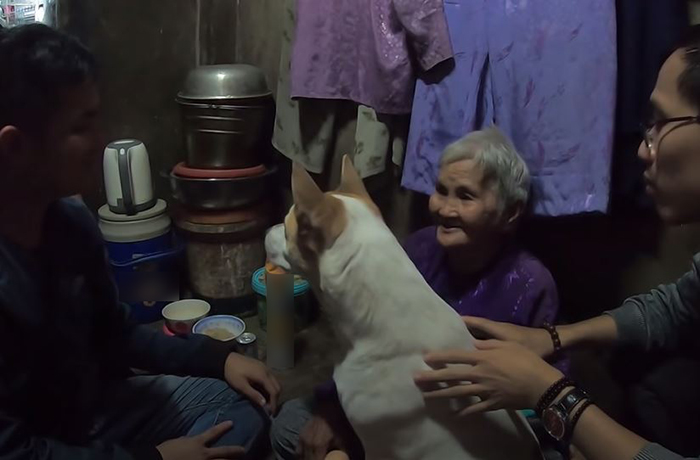 Cụ bà 80 tuổi nhặt ve chai sống một mình gây sốt với câu chuyện nuôi chó bằng nước yến - ảnh 6