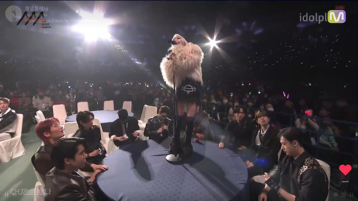 Nữ thần tượng Jiwoo bị BTC xếp biểu diễn trước mặt nhóm nhạc nam khiến ai cũng ngại ngùng