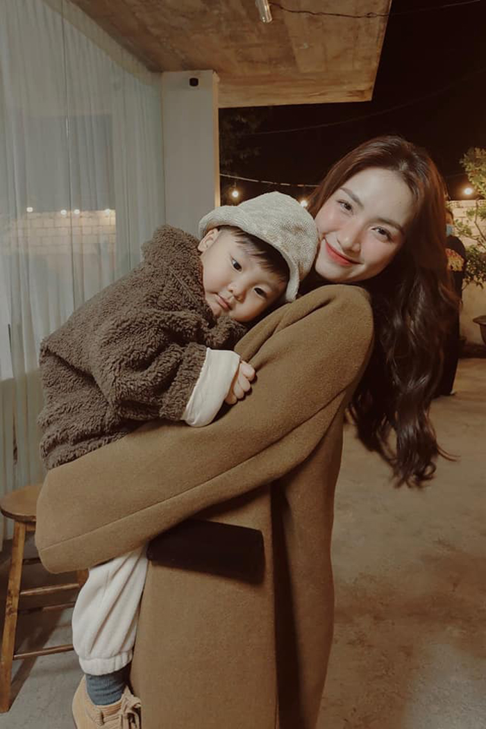 Hòa Minzy hạnh phúc bên cạnh con trai nhỏ