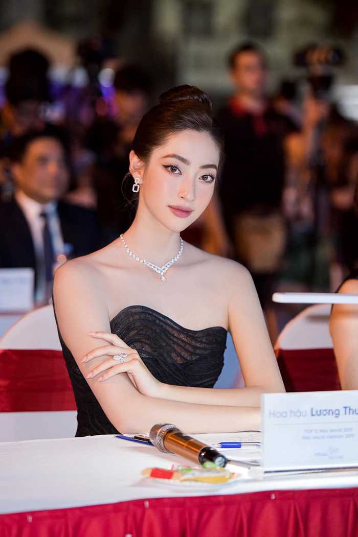 Nhan sắc tri thức của Lương Thùy Linh khiến ai cũng mê mẩn