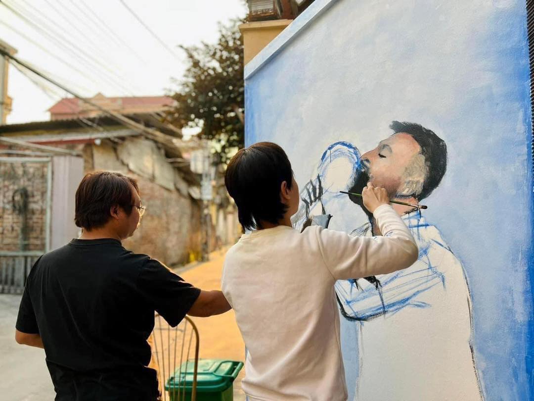 Chàng trai ở Hà Nội cùng những họa sĩ trẻ phác họa hình ảnh Messi lên tường nhà