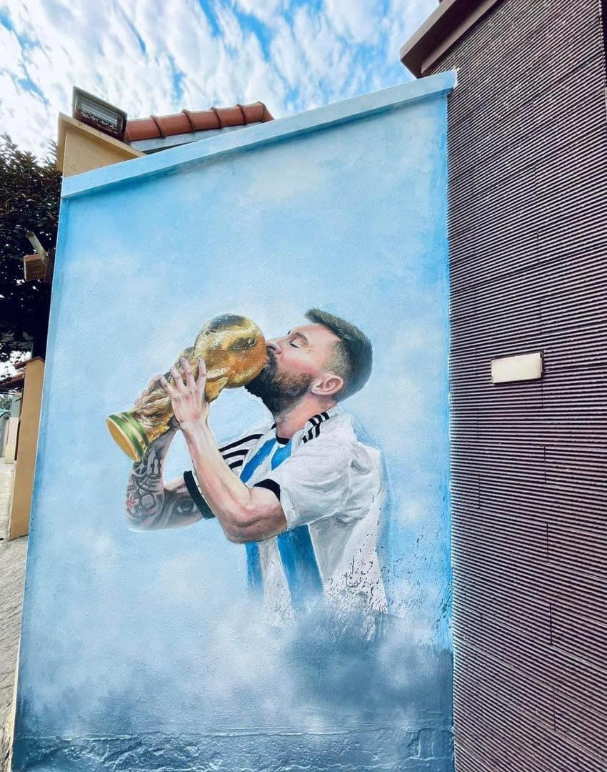 Ăn mừng Argentina vô địch World Cup, một fan 'cứng' của Messi ở Hà Nội vẽ hình idol lên nhà cực chất! - ảnh 4
