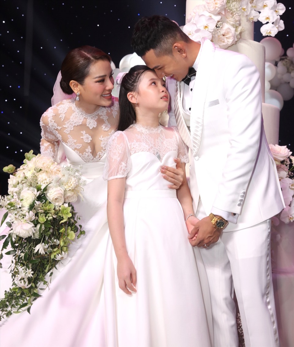 Giữa năm 2022, Phương Trinh Jolie kết hôn với Lý Bình và công khai con gái riêng
