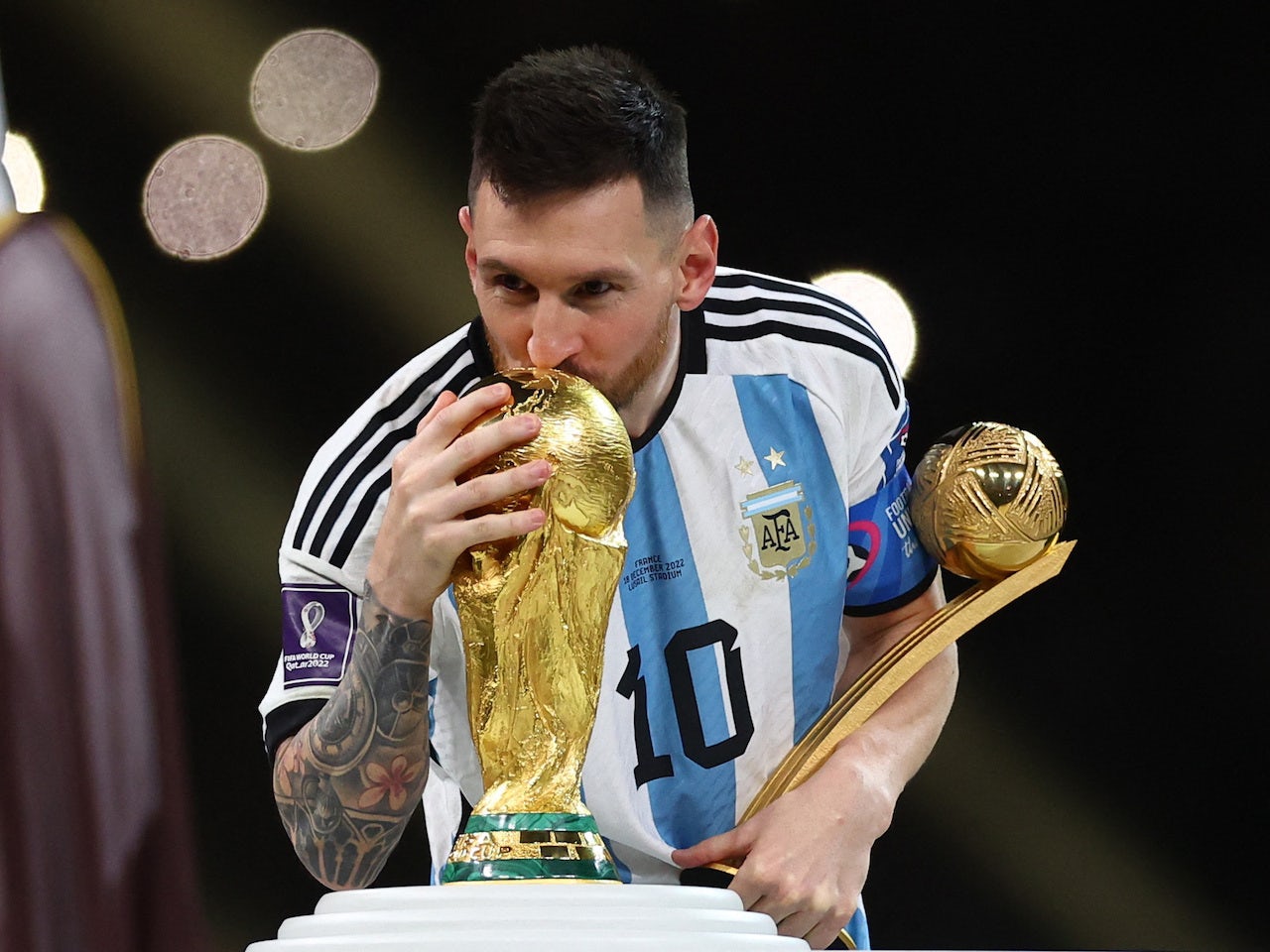Hình ảnh Messi hôn chiếc cúp vàng trở thành biểu tượng