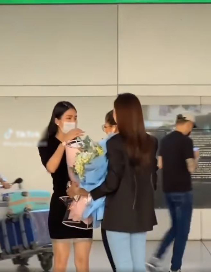 Bị Miss International loại tiếc nuối, á hậu Phương Anh khóc nức nở khi gặp Đỗ Hà - Ngọc Thảo ở sân bay - ảnh 2