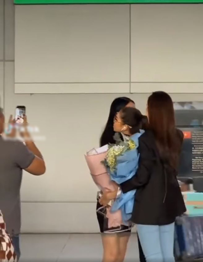 Bị Miss International loại tiếc nuối, á hậu Phương Anh khóc nức nở khi gặp Đỗ Hà - Ngọc Thảo ở sân bay - ảnh 3
