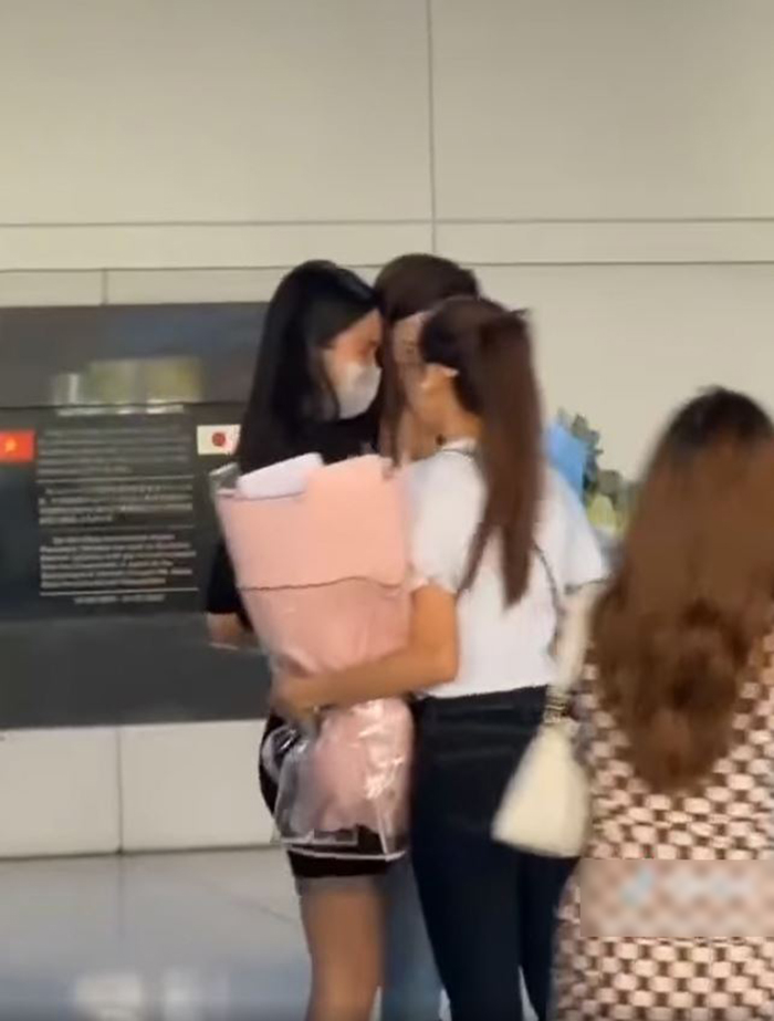 Phương Anh bật khóc ôm chặt 2 người chị em thân thiết của mình