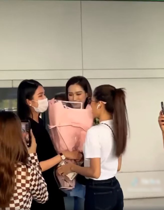 Bị Miss International loại tiếc nuối, á hậu Phương Anh khóc nức nở khi gặp Đỗ Hà - Ngọc Thảo ở sân bay - ảnh 5