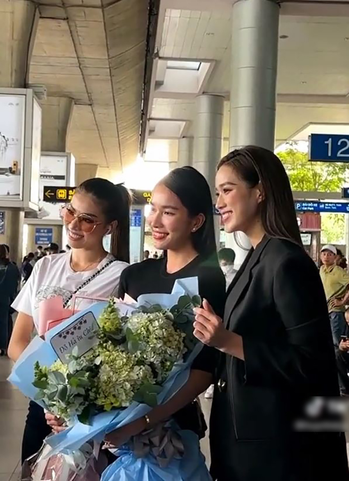 Hoa hậu Đỗ Thị Hà và á hậu Ngọc Thảo ra sân bay đón Phương Anh