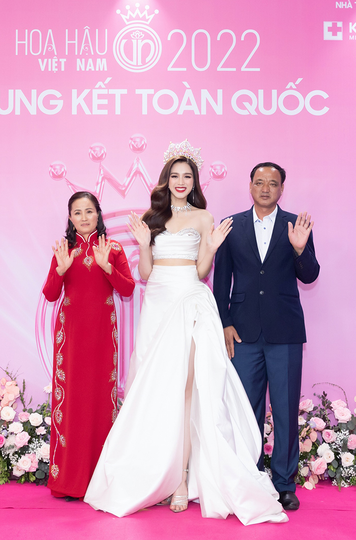 Hoa hậu Đỗ Thị Hà xuất hiện bên cạnh bố mẹ