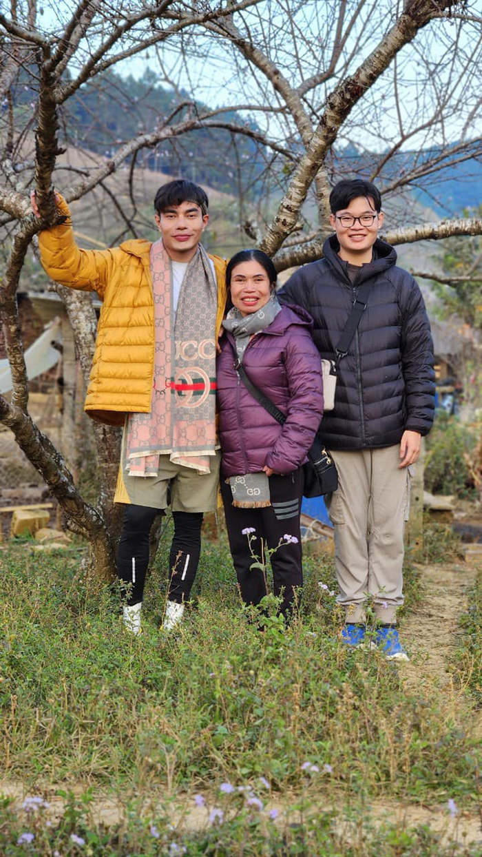 Lê Dương Bảo Lâm tranh thủ đưa mẹ và em trai đi chơi trong lúc quay chương trình