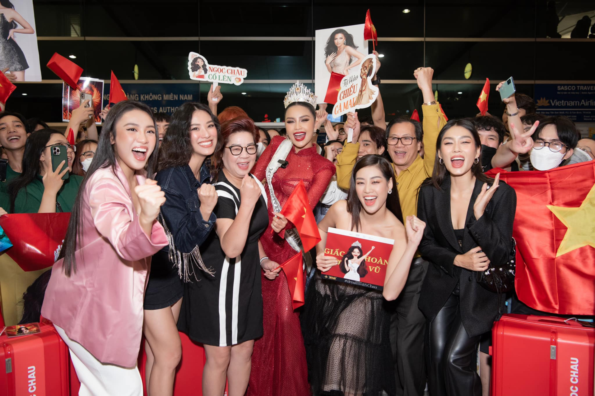HH Ngọc Châu mặc 'áo vía' của mẹ lên đường thi Miss Universe, hé lộ lý do chỉ đem 6 vali hành lý - ảnh 1