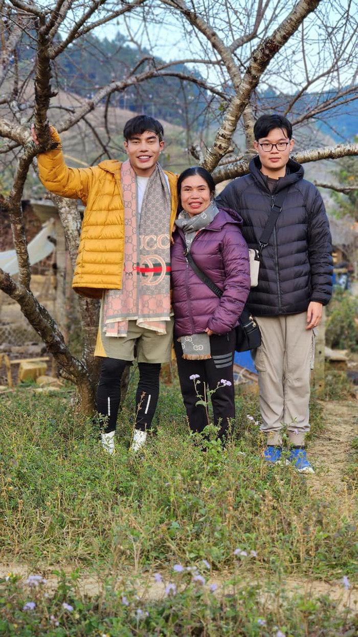 Lê Dương Bảo Lâm dẫn mẹ lên vùng cao ăn Tết, em trai ruột hiếm hoi lộ diện - ảnh 4