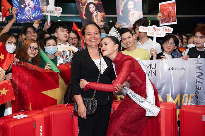 HH Ngọc Châu mặc 'áo vía' của mẹ lên đường thi Miss Universe, hé lộ lý do chỉ đem 6 vali hành lý - ảnh 4