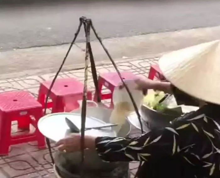 Bà cụ bán bún đổ nước thừa vào nồi
