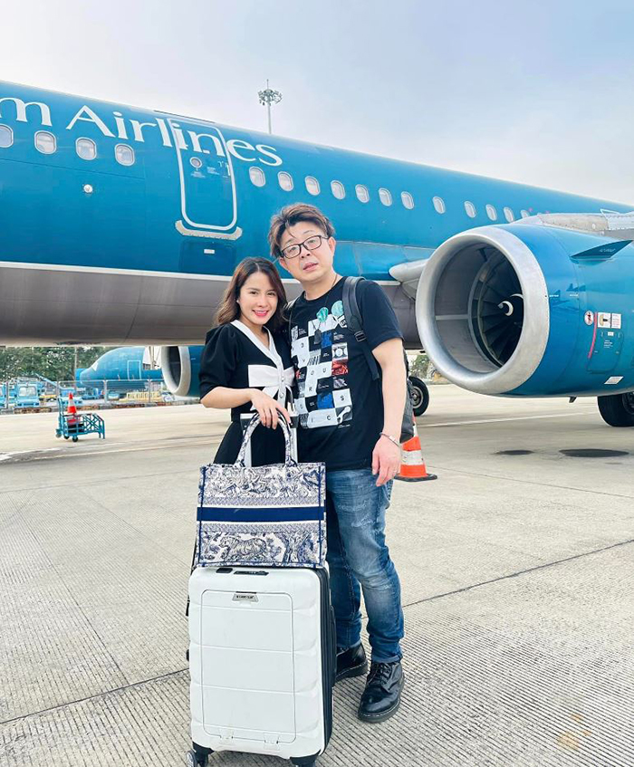Hai vợ chồng đáp xuống sân bay Việt Nam ít ngày trước