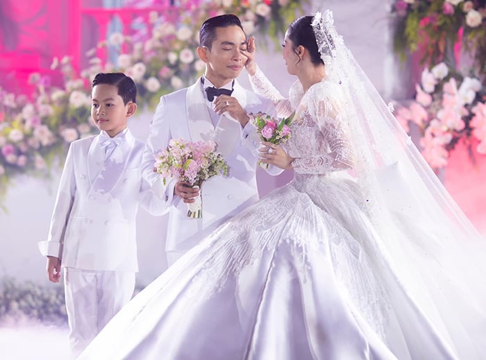 Khánh Thi và Phan Hiển xúc động trong hôn lễ cách đây ít ngày