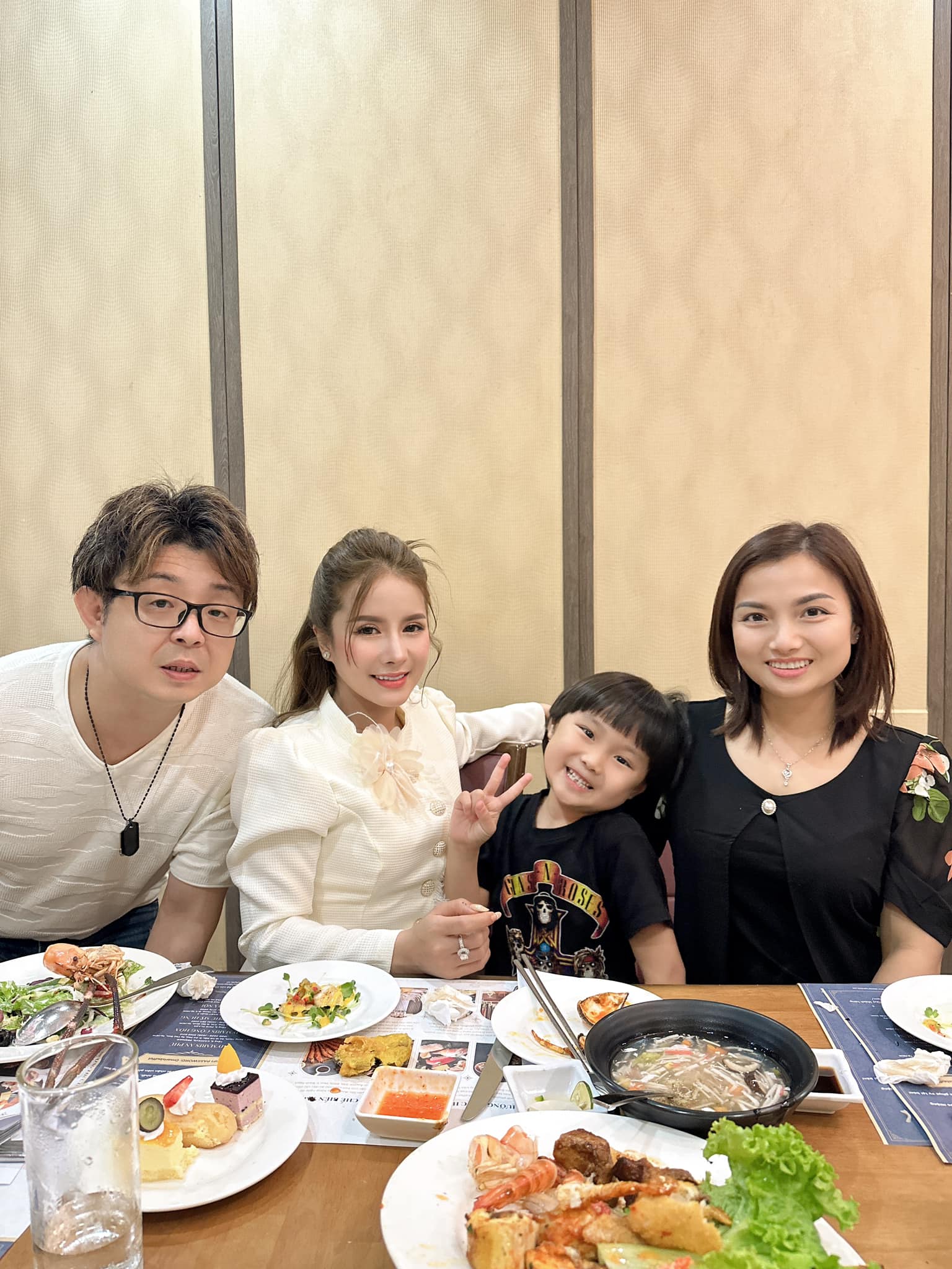 Vợ chồng bà Nhân Vlog hẹn mẹ con Quỳnh Trần JP đi ăn ngay khi cô vừa về nước