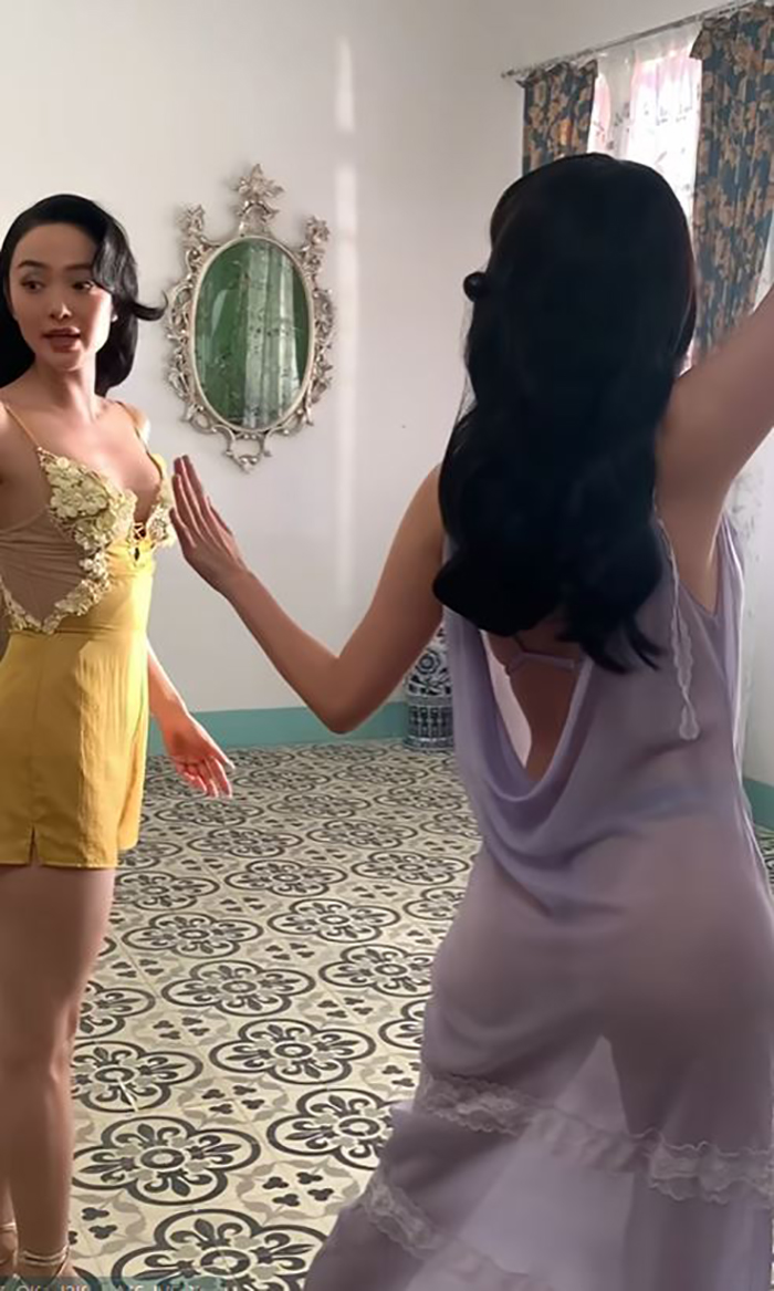 Lộ clip hậu trường của Ngọc Trinh trong phim mới, khán giả la ó vì quần áo quá mỏng thấy cả nội y nhạy cảm - ảnh 2