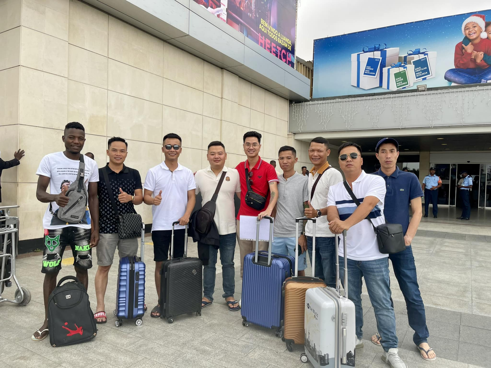 Quang Linh Vlog chụp cùng các thành viên trong team trước cổng sân bay